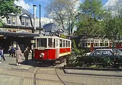 Praagse motorwagen 352 bij het Haarlemmermeerstation.