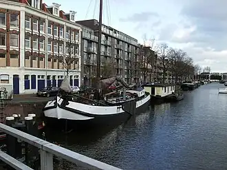 Zicht vanaf Brug 318 over de Zoutkeetsgracht naar Brug 317 Petemayenbrug.