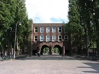 Oude foto van Het Amsterdams Lyceum gezien vanaf het Valeriusplein met motto: POTIUS DEFICERE QUAM DESPERARE