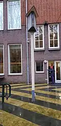 Binnenplaats met lantaren en ingang van de school