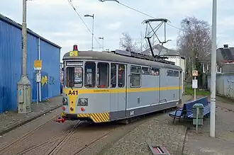 Links voormalige loods met tramhalte in 2023