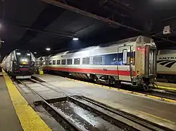 Amtrak_Venture_coach_in_Chicago_Union_Station
