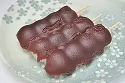 An dango (あんこ団子), topping van anko (rodebonenpasta)