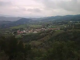 Anavra vanaf een afstandje.