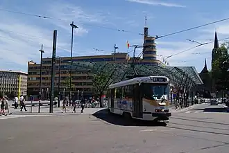 De tramhalte is gelegen onder de glazen koepel.