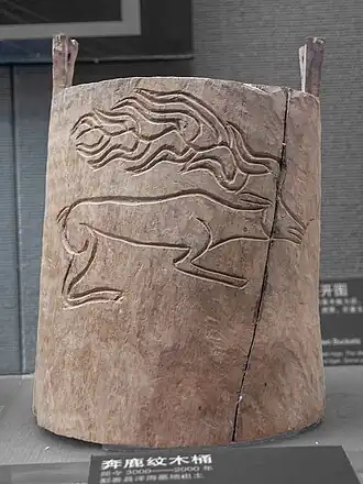 houten emmer uit de Subeixicultuur, met het Scythisch-Siberische kunstmotief van een eland met hoorns; Yanghai-begraafplaats