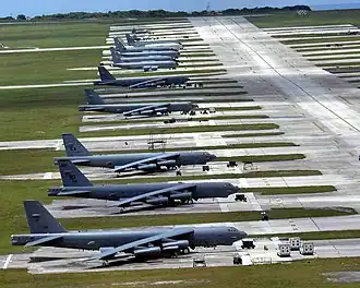 B-52 Stratofortress langeafstandsbommenwerpers en Boeing KC-135 Stratotanker tankvliegtuigen opgelijnd op de Andersen AFB