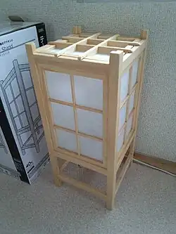 Andon met verpakking (links ernaast) uit een meubelhuis in Kyoto