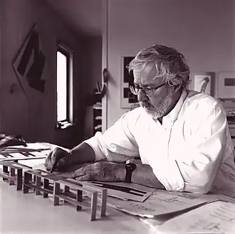 André Verroken aan het werk in zijn bureau in Gent in 2005.