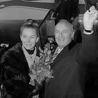 Andre Kostelanetz met echtgenote op Schiphol (1963)