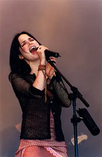 Andrea Corr op het Glastonbury Festival, 27 juni 1999