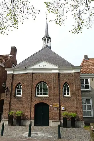 De kerk gezien vanaf het Vrijthof.