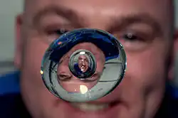 Andre Kuipers spelende met een waterdruppel en de gewichtloosheid 2012