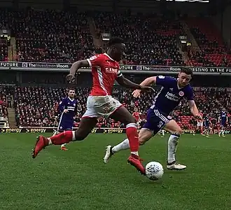 Yiadom (links) in 2018 als speler van Barnsley
