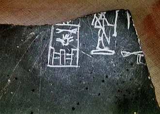 Fragment van een vaas van lei of schaliesteen, met de inscriptie van de naam Horus Anedjib en een representatie van een beeld van de koning Egyptisch Museum Vindplaats ten noorden van de Piramide van Djoser