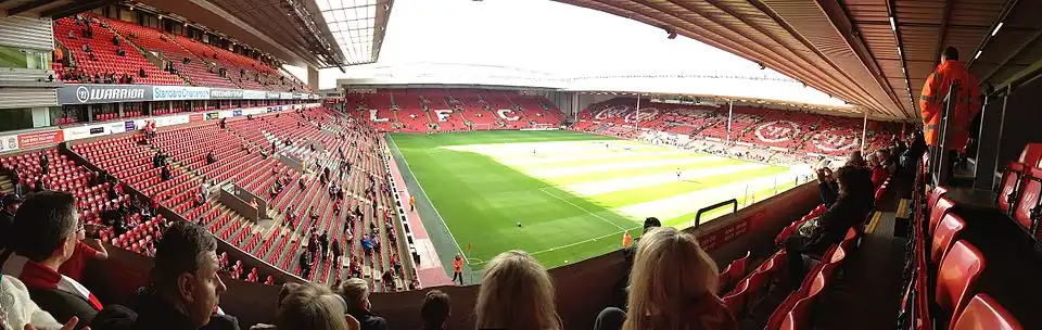 Panorama Anfield, 2012, vanaf de Anfield Road Stand; links: Centenary Stand, midden: Kop Stand; rechts: Main Stand