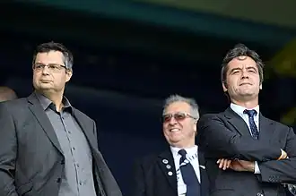 Vryzas (r.) bekijkt een wedstrijd van PAOK met voorzitter Iakovos Angelides (l.), 2014