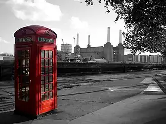 Battersea Power Station en Britse telefooncel, beide ontworpen door Sir Giles Gilbert Scott