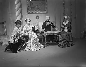 Toneelgezelschap Comedia speelt het toneelstuk 'Een maand op het land' van Toergenev onder regie van Peter Sharov in de Stadsschouwburg Amsterdam scene met Rika Hopper, rechts mogelijk Joekie Broedelet