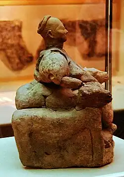 Zittende vrouw van Çatalhöyük, zijaanzicht