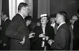 NSB-ambtenaar Tobie Goedewaagen, Ank van der Moer, Josephine van Gasteren (nippend) en Adriaan van Hees (1941)