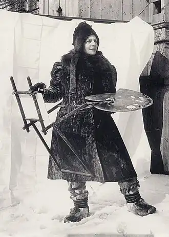 Anna Boberg in schildertenue, 1910