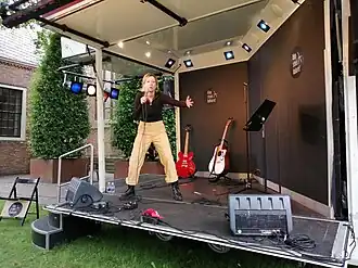 Anne Neut tijdens klapstoeltheater in Woerden (2021)