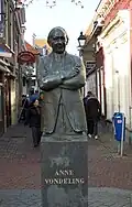 Beeld van Anne Vondeling voor de Kleine Kerkstraat
