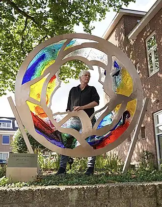 Kunstenaar Annemiek Punt bij het buitenkunstwerk 'Verbondenheid' aan de Kloosterstraat in Ootmarsum. Het kunstwerk maakte zij in haar kenmerkende glasversmeltingstechniek[1].