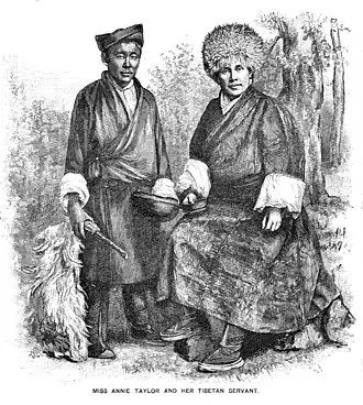 Annie met haar Tibetaanse metgezel