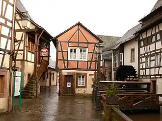 Het straatje de Sjipkapas; rechts de vakwerkhuizen, waarin het museum is gevestigd