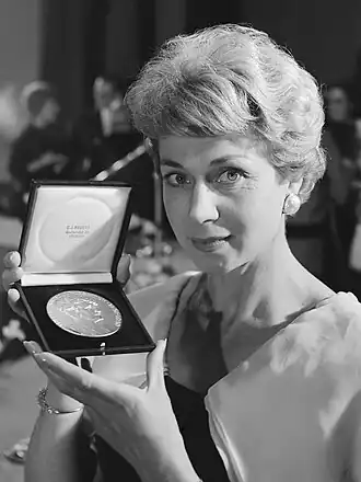 Anny de Lange toont de Theo d'Or (1962)
