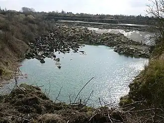 Waar de steengroeve uitgeput is, ontstaat een dergelijk meertje