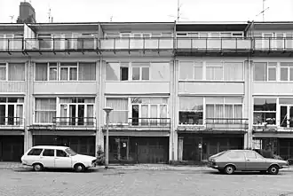 Ook de eerste drive-in woningen aan de Anthony van Dyckstraat in Amsterdam-Zuid zijn rijtjeshuizen.