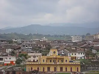 Zicht op Santa Rosa de Cabal met het voormalige treinstation op de voorgrond