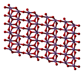 Kristalstructuur van antimoon(V)oxide (zuurstofatomen zijn rood)