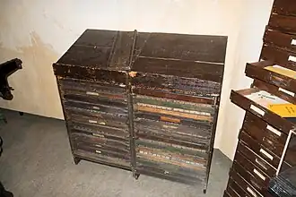 Letterkasten met een kolommengalei