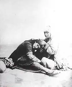 Een Iraanse vrouw wordt geluisd