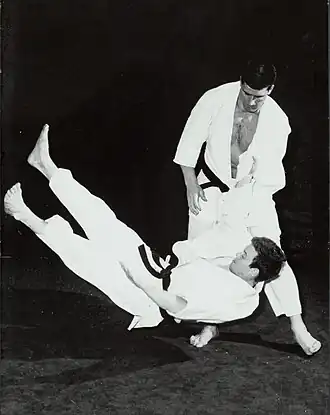 Mackaay (in de lucht) en Anton Geesink (staand) in 1968