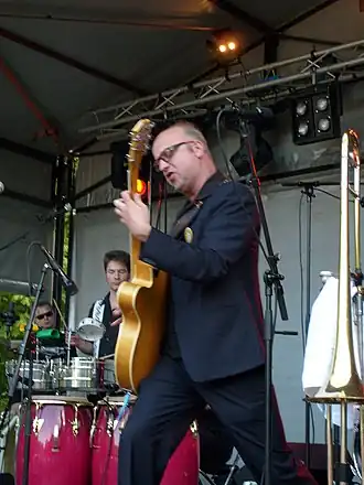 Anton Goudsmit bij een concert van New Cool Collective.