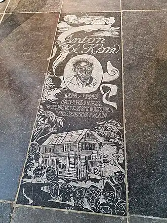 Gedenksteen van Anton de Kom in de Nieuwe Kerk in Amsterdam