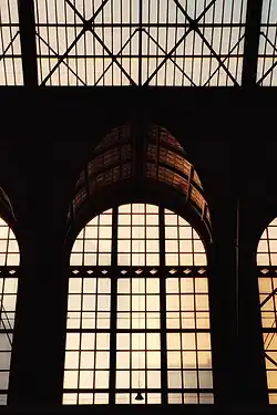 Venster in de perronhal van station Antwerpen-Centraal