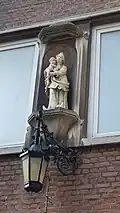 Mariabeeldje aan een van de huizen