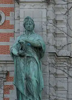 Het beeld De Rechtvaardigheid (1886) door Eugène De Plyn aan de linkerkant van de hoofdingang