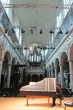 Zicht op Augustinuskerk als concertruimte AMUZ met bovenaan links en rechts 14 schilderijen over het leven van de H. Augustinus