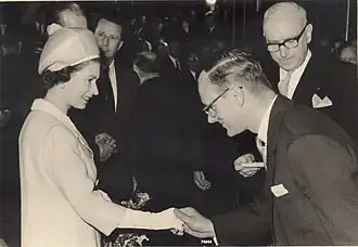 Koningin Elisabeth II schud de hand van Robert Vleugels in bijzijn van koning Boudewijn en prins Albert