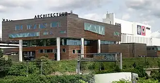 Uitbreiding uit 2007 (n.o.v. S. Beel), rechts achter gebouw uit 1980 (archit. L. Stynen)