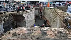 Een boog van de Kipdorpbrug over de stadsgracht en een deel van de stadsmuur