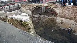 De Kipdorpbrug en op de voorgrond de stadsmuur