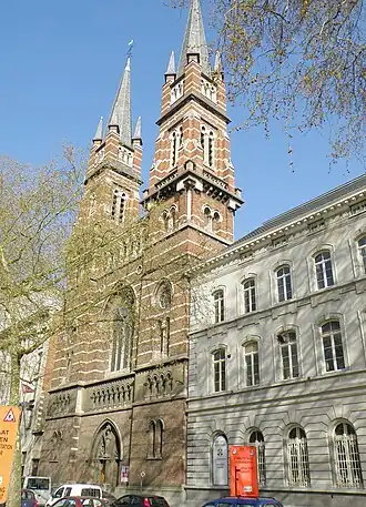 Het college ligt rechts naast de kerk